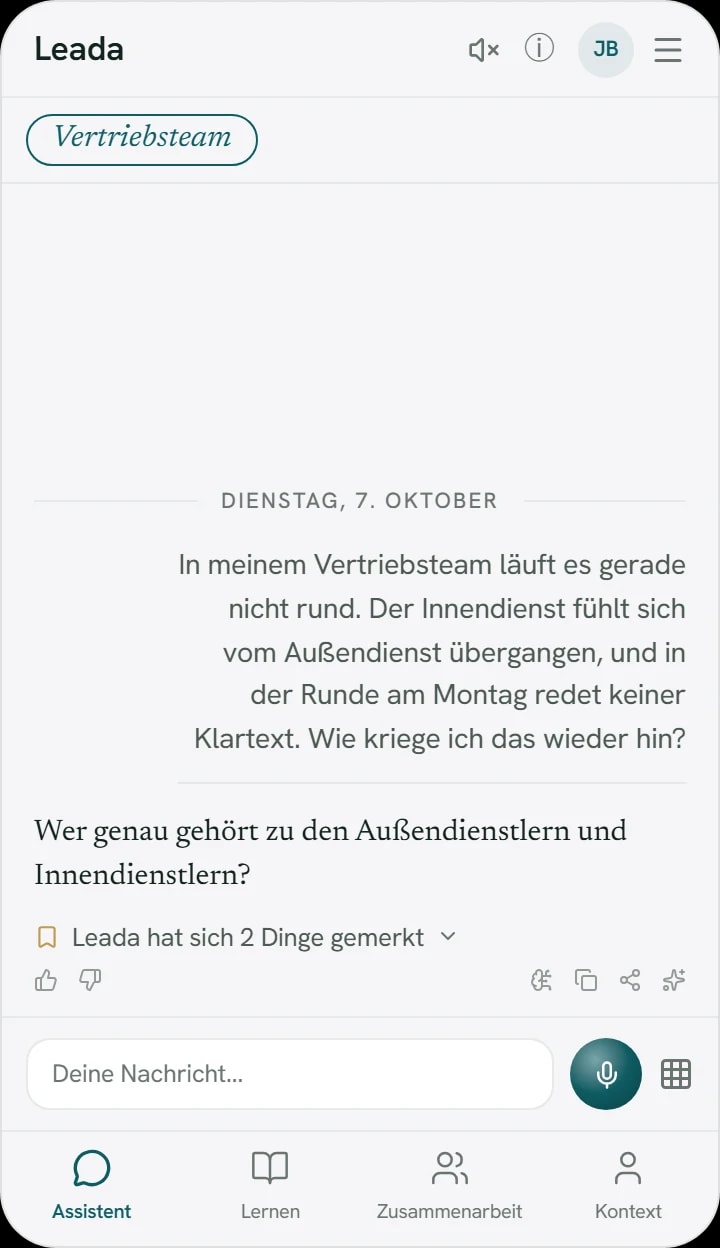 Der Assistent der Leada-App: eine Frage zum eigenen Vertriebsteam, und Leada fragt zurück, wer genau zu Außen- und Innendienst gehört, statt gleich zu raten.