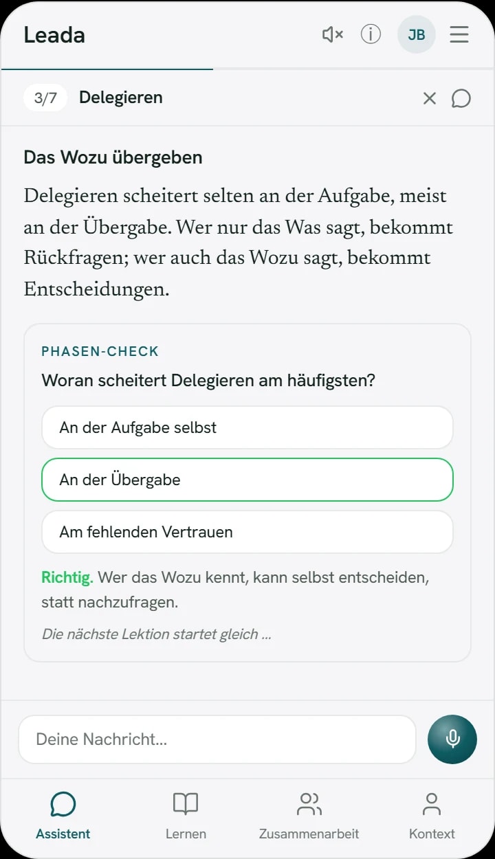 Eine Lektion in der Leada-App: „Delegieren“, Schritt 3 von 7, mit kurzem Impuls und einem Phasen-Check mit drei Antworten zur Selbstkontrolle.