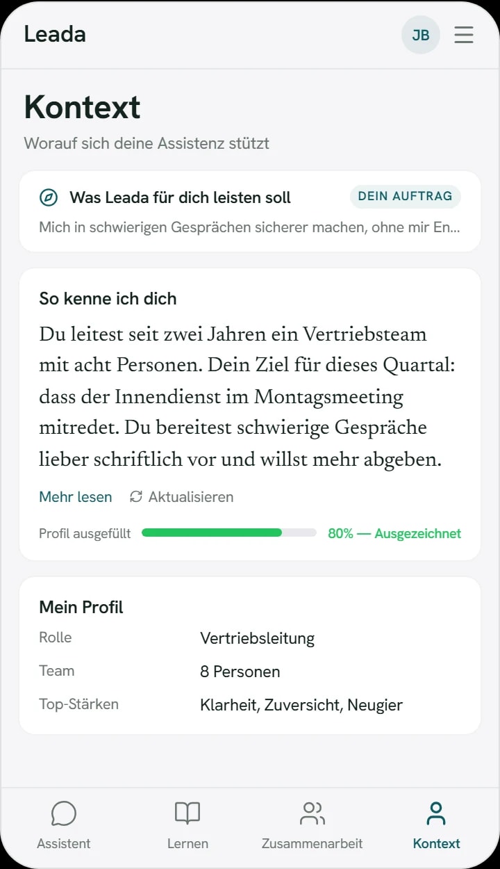 Der Kontext in der Leada-App: dein Auftrag an Leada, „So kenne ich dich“ als Fließtext und das Profil mit Rolle, Team und Top-Stärken.