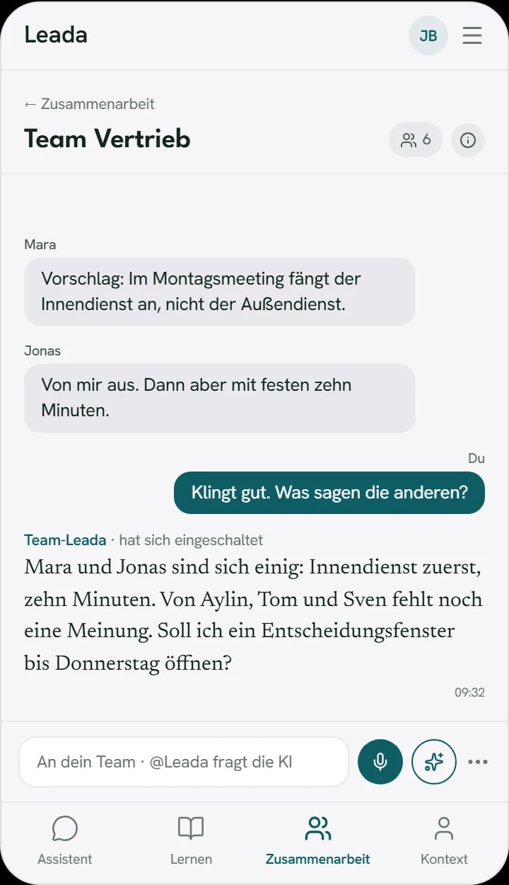 Der gemeinsame Chat des Vertriebsteams in der Leada-App: Team-Leada liest mit, fasst zusammen, wer sich einig ist, und schlägt ein Entscheidungsfenster vor.