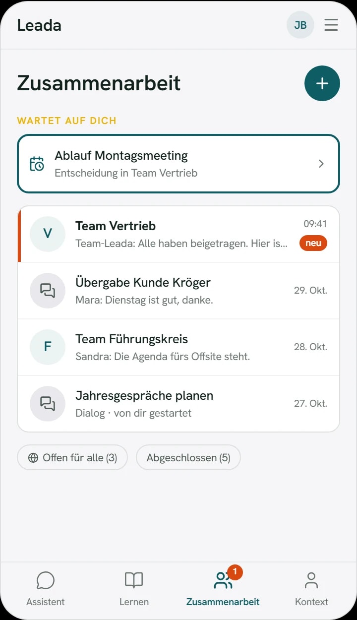 Die Übersicht Zusammenarbeit in der Leada-App: Teams und Dialoge an einem Ort, oben eine Entscheidung, die auf dich wartet, Neues ist markiert.